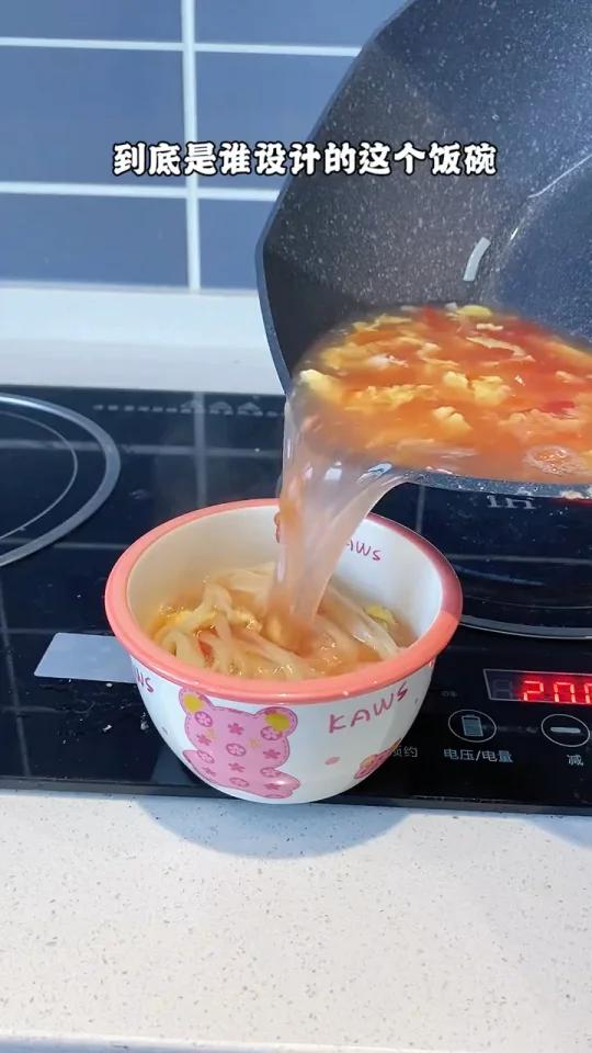 这竟然是米饭碗,加厚陶瓷釉下彩,暴力熊图案可爱卡通。可以进微波炉烤箱消毒柜