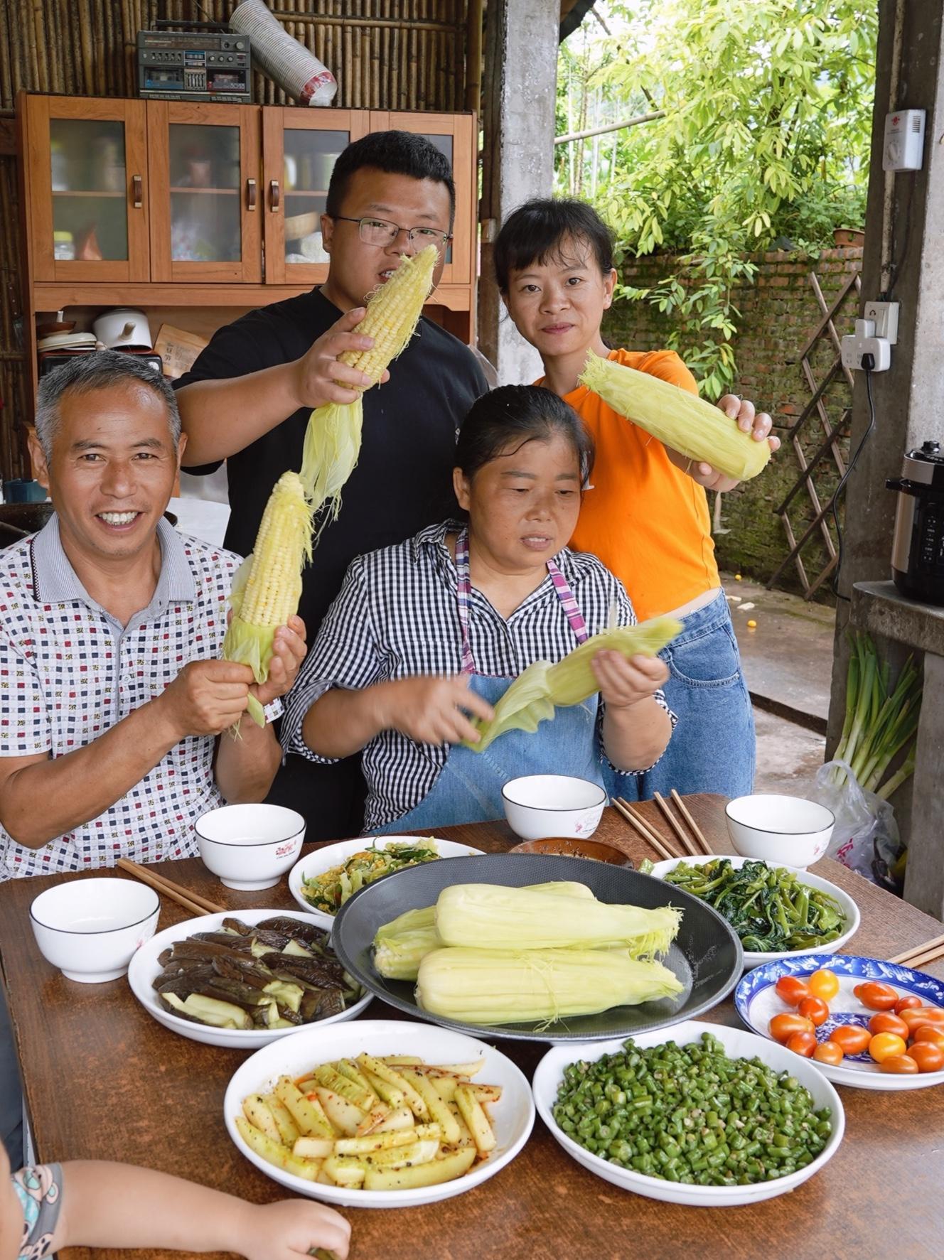 最近农村种的蔬菜长得太猛了,今天安排一顿蔬菜宴,在农村只要勤快确实饿不死 农村生活 我的乡