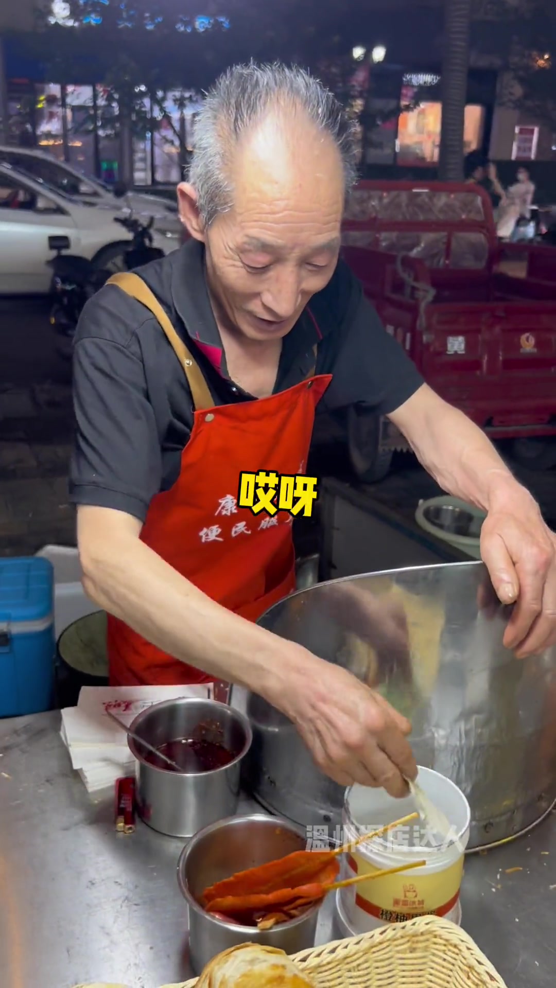 武汉街头的肉夹馍爷爷～爷爷的摊位好干净～每一份肉给的都好足～