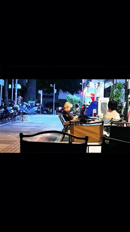 今天,我走进了一家街边清吧,点了一杯特调鸡尾酒。酒吧的灯光柔和,音乐悠扬,仿佛时间都慢了下