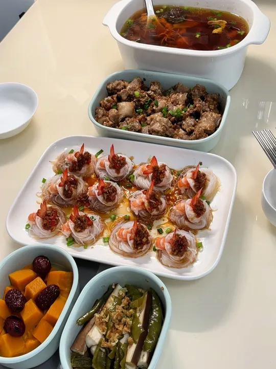 不用烟熏火燎轻松搞定一家三口的午餐 今天吃蒸菜一锅出,简单方便还有营养,时不时的换下口味,