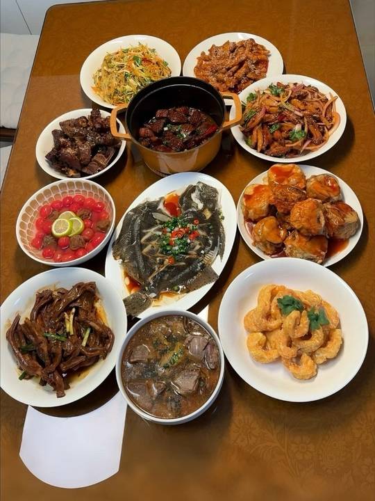 今天和家人一起过小年夜啦!芥末虾球、糖醋茄盒、干锅土豆鸡翅、糖醋里脊、凉拌杂菜、红烧排骨、