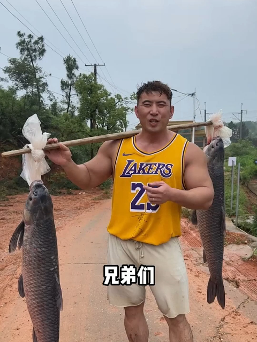 花1万9抓了两只50斤以上的大青鱼,去摆摊看看能赚多少钱?