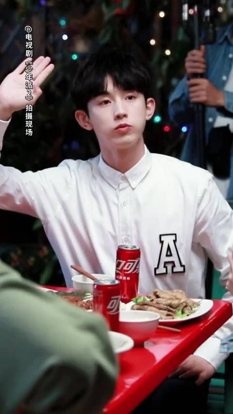 赵今麦郭俊辰片场花絮《少年派》片场花絮来啦!赵今麦郭俊辰cp感太强了,郭俊辰抱住赵今麦也太