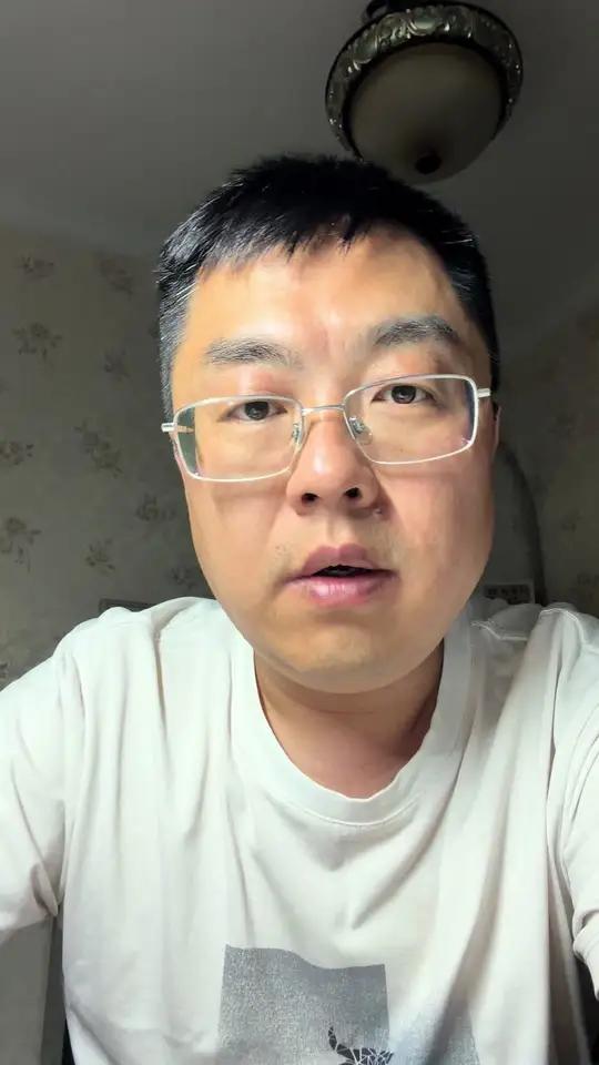 别再捧杀泡馍了,只是一个普通的陕西小吃。游客来品尝是来享受服务来了,不是让你教育如何掰馍的