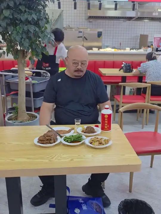 光着脚出门就 要穿着鞋子回家 我们都是穷孩子 但不 想过苦日子一号粥铺中餐厅贵州奢浆