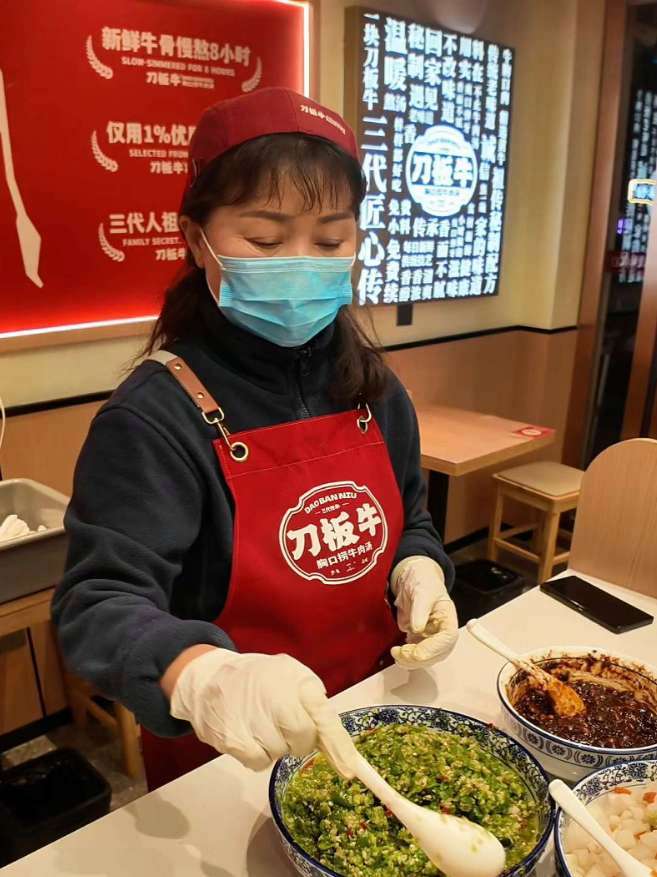 合肥探店 牛肉汤 合肥美食推荐 寒冷的冬天，夜晚去刀板牛胸口捞牛肉汤总店喝牛肉汤，偶遇忙碌