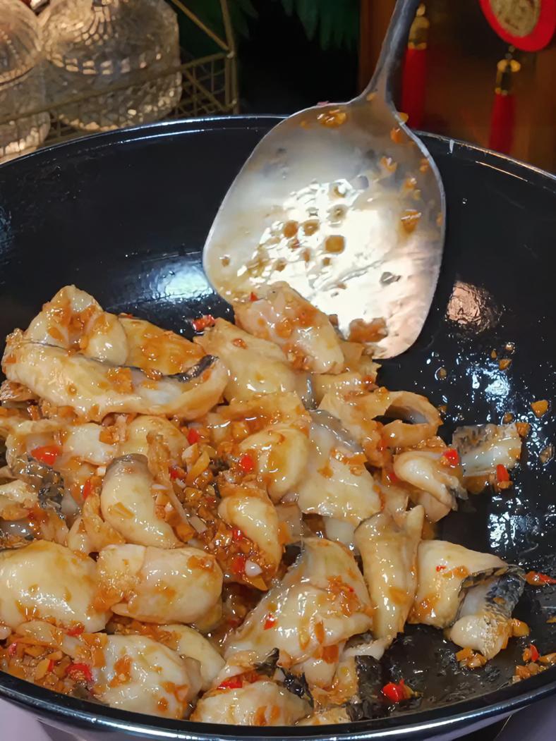 这是我家小朋友,每次周末回来都要我做的蒜香鱼片,真是又香又好吃,做法还特别简单 家常菜 蒜