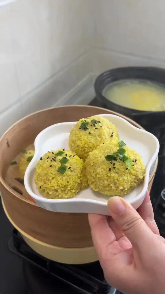今天给闺女做了小米肉丸，非常鲜嫩，孩子很喜欢吃