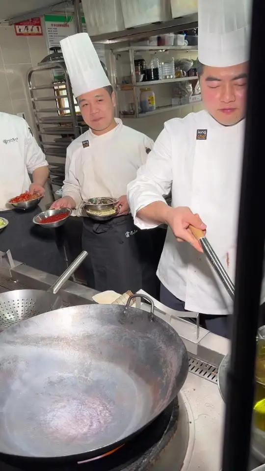 成都下饭菜 来自成都的三位厨师长带来三道菜品的制作