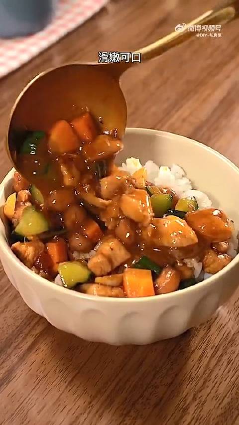 午饭吃什么 宫保鸡丁入口鲜辣,鸡肉的鲜嫩搭配花生的香脆,超级下饭!(999道秘制私房菜)赣