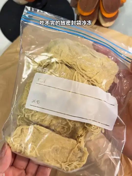 厚皮橙带火的广式竹升面,是新鲜的湿面条,口感劲道爽滑,煮上一分钟就熟了,吃不完放保鲜袋可以
