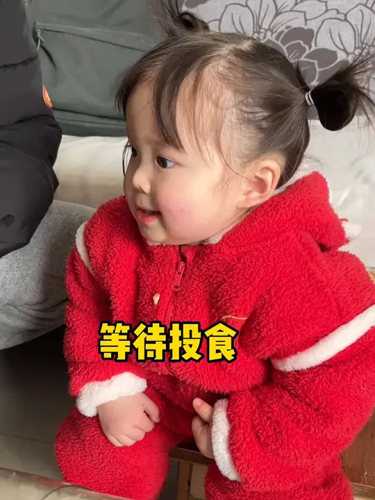 萌娃竟喜欢吃肥肉，可爱小吃货的搞笑日常