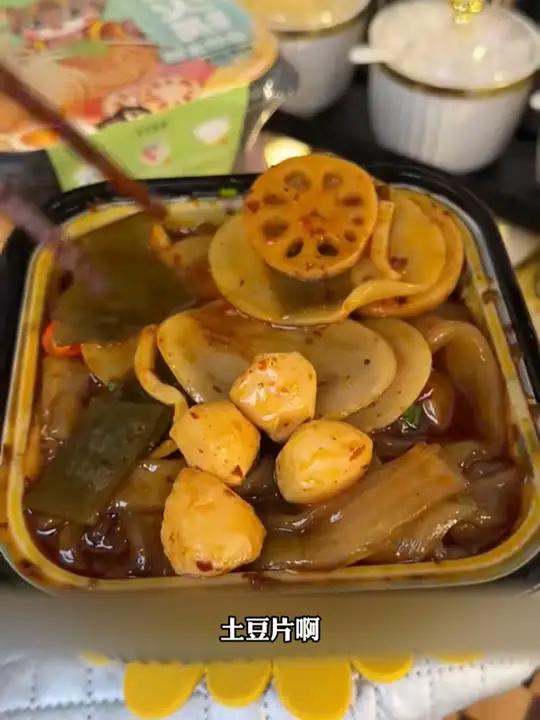 一盒才4块多的自热火锅,半夜馋了整一盒,比吃泡面强太多了 哇又便宜又好吃 嗨乐喵自热火锅 
