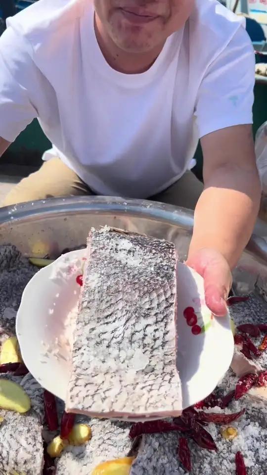 爆盐大米鱼口感咪咪咸清蒸即可，采用10斤以上大米鱼切中间段腌制米鱼鮸鱼宁波海鲜舟山海鲜ff