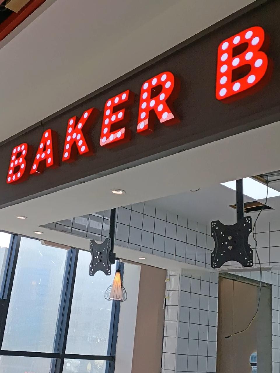 现在的餐饮品牌都变成装修公司、广告店,收割一波加盟费,装修再割一刀,广告物料也不放过,最后