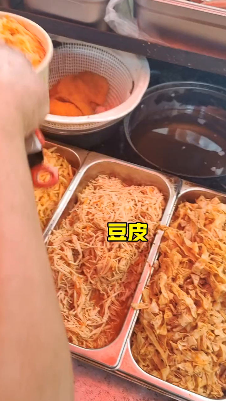 郑州街头十元一份的烤肉鸡排双拼饭分量很足配料也是嘎嘎多!