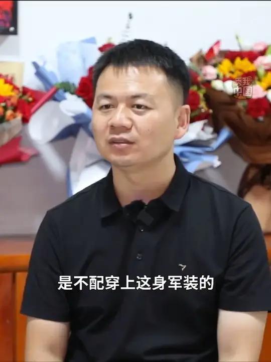 近日,河南商丘籍现役军人张伟在休假期间,面对5名群众落水的危急情况,纵身一跃成功将5人救上