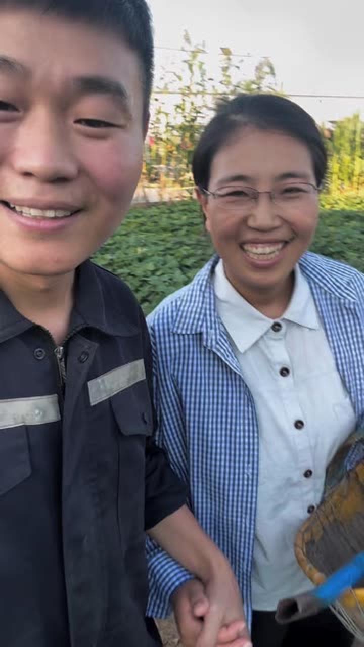 下班给媳妇做红玉叶子菜馍,立秋后最后一吃