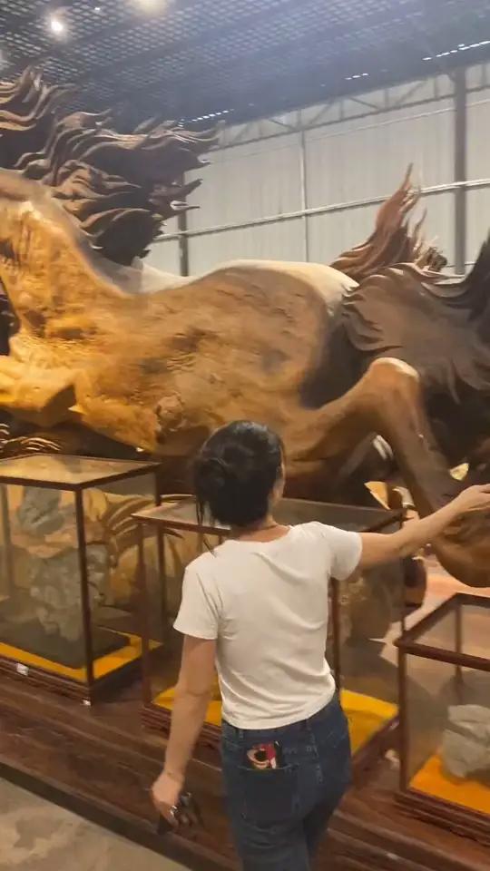 世界上最大的木雕马群,这款万马奔腾放在你家客厅怎么样?工艺品摆件 木雕工艺 匠心制作 雕塑