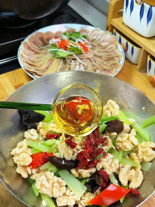 过年过节待客高端小凉菜桃仁木耳,做法简单。高端大气又上档次