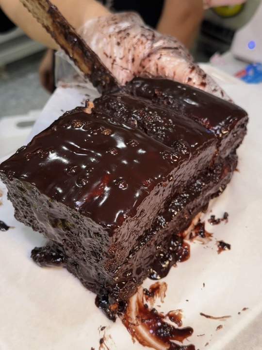 谁懂这一口巧克力五花肉蛋糕有多离谱！