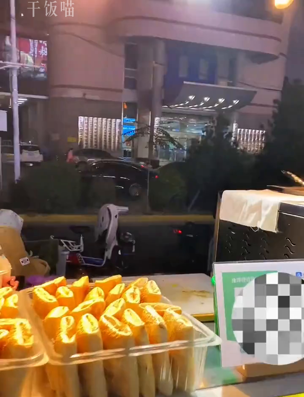 街头巧遇12块的烧饼夹肘子，满口的肘子肉配上石家庄特色缸炉烧饼～外酥里软，咬一口太过瘾了！