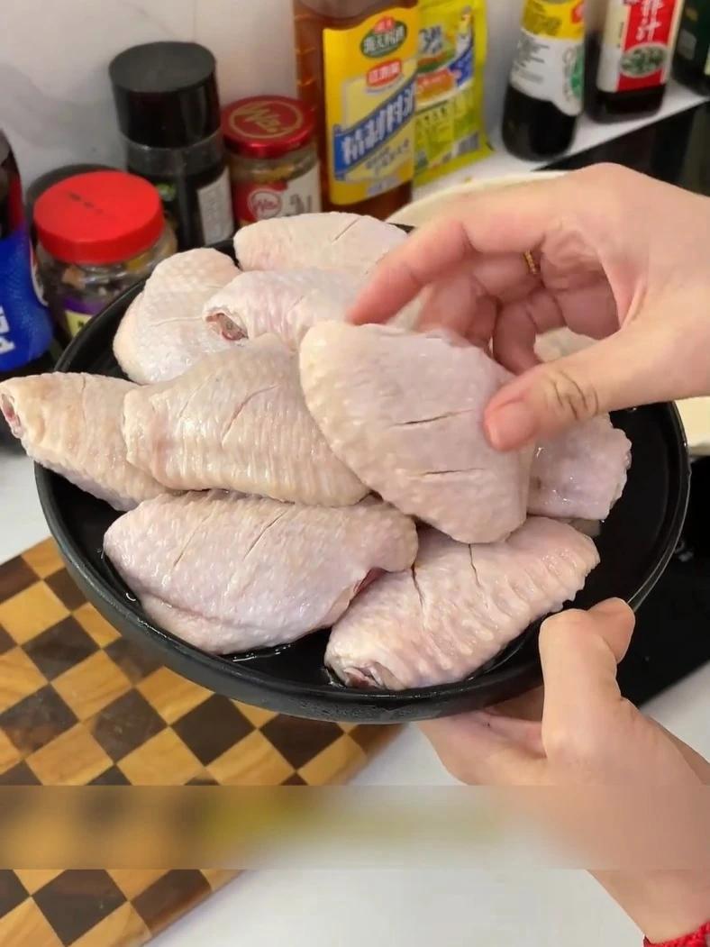 鸡翅 新鲜鸡翅中这个价到手4斤,个大饱满肉质鲜嫩,骨小肉厚,不管是煎着吃、烤着吃、还是红烧