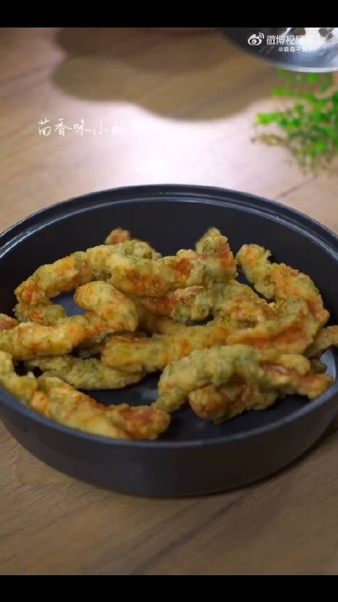 跟着寿寿学做美食 喜欢吃油炸面粉类的食物的小伙伴,试试做这个茴香味的小酥肉,做法简单,厨房