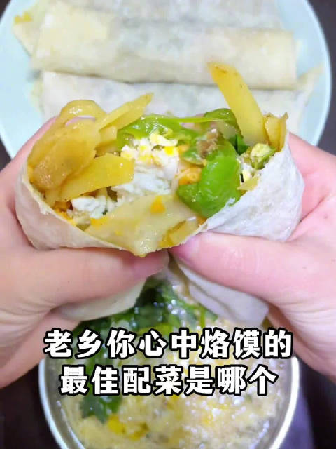 美食时间到!在河南烙馍可以卷一切!醋溜土豆丝、清炒绿豆芽、孜然羊肉、炒合菜、面炕辣椒、西瓜