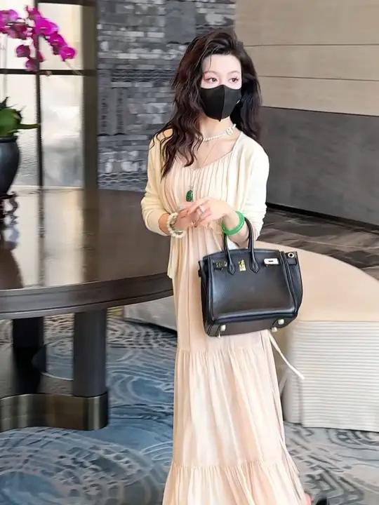 我去这个小姐姐穿的蛋糕大裙摆连衣裙好潮啊,好像还是今年特别火爆的连衣裙款式~