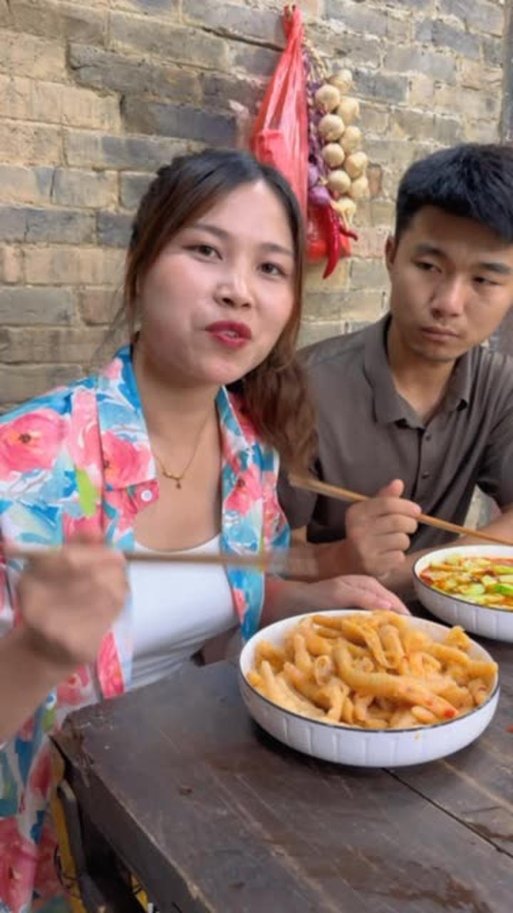 朋友们你们喜欢吃无骨鸡爪,还是有骨鸡爪