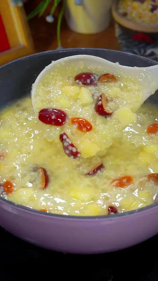 夏天别光喝冰水吃雪糕,试试这个小米苹果粥,营养好喝,做法简单