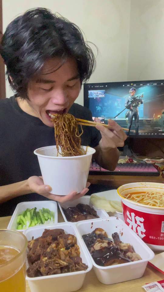 外卖小哥下班后日常:带兄弟吃北京烤鸭vlog