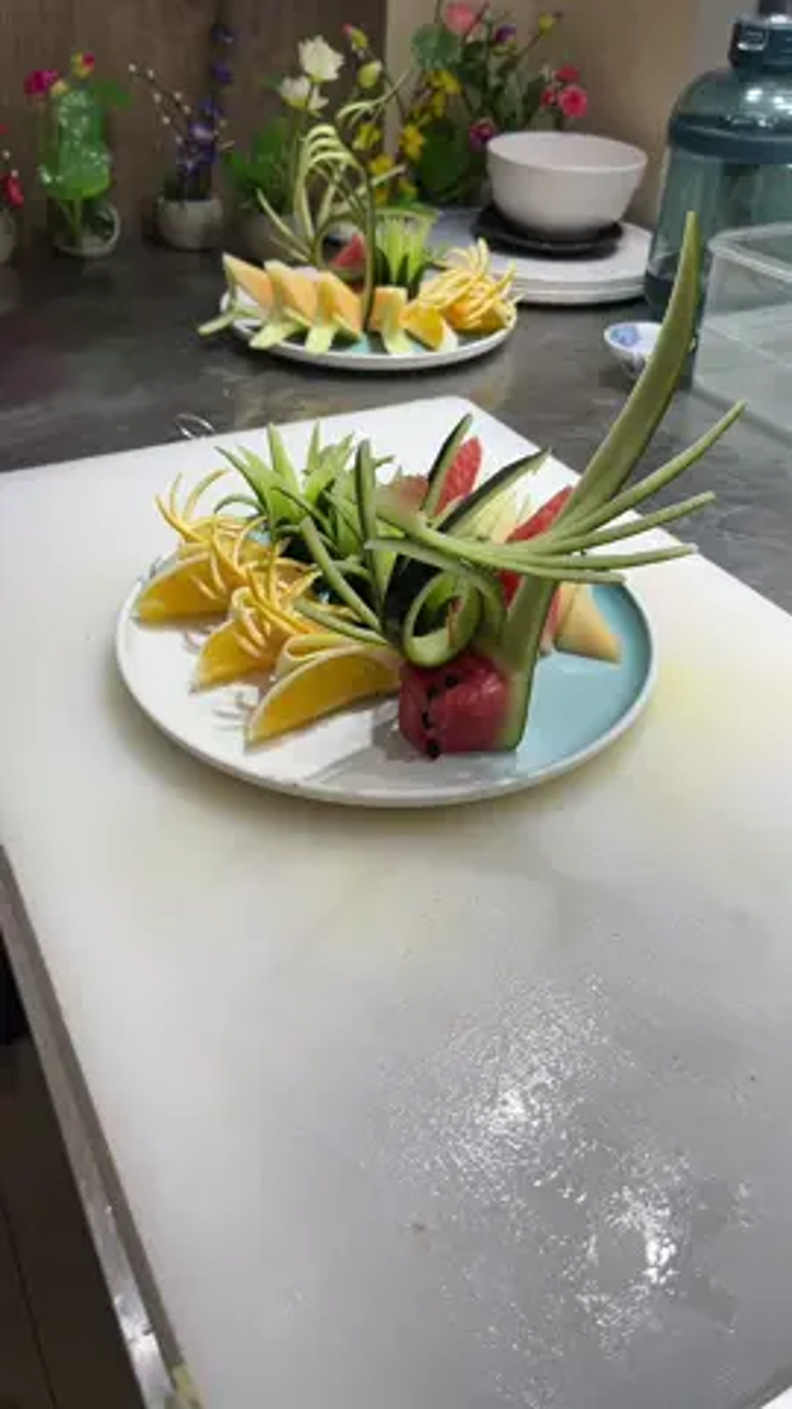 西瓜皮草花教程 简单雕花摆盘做法简单盘饰教程