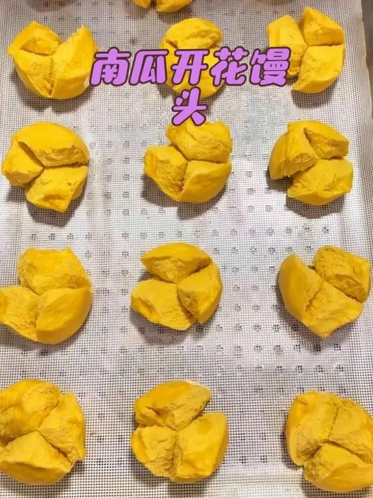 过年做金灿灿的南瓜开花馒头,寓意超吉利:金玉满堂、花开富贵、日子蒸蒸日上、财源滚滚来!