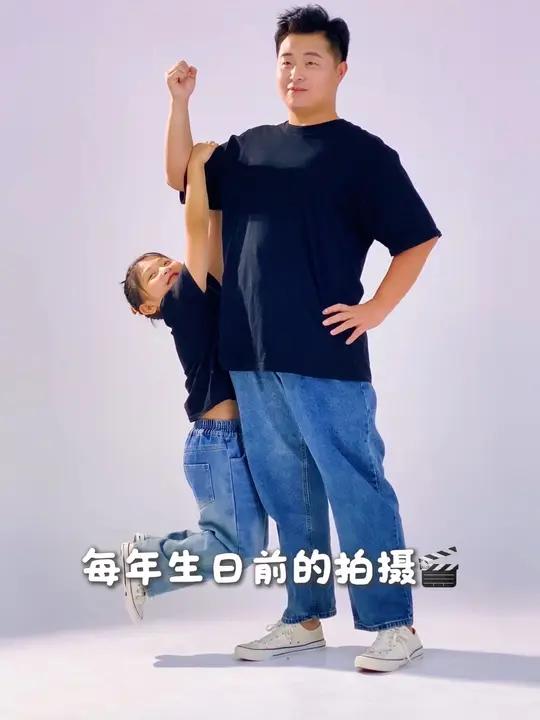 ♀水里不能停～赶在7岁生日前拍摄一辑亲子照,每年的仪式感上午请假拍摄还抓了点时间跑跑步做了