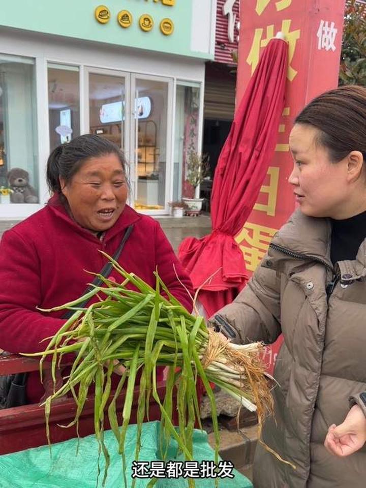 下雨天遇卖菜阿姨，花几百元去她家吃饭传正能量