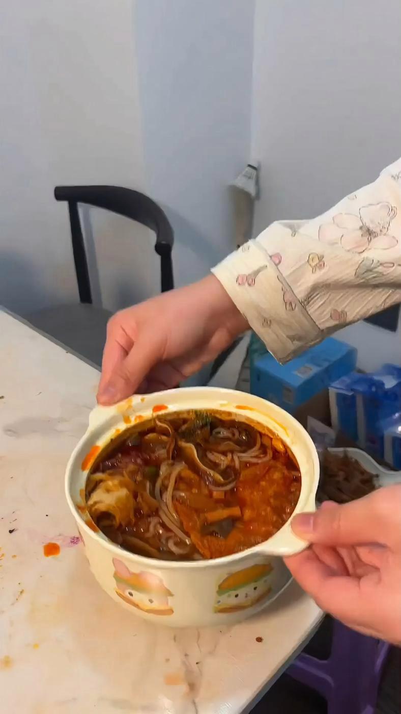 螺蛳粉加无骨鸡爪太好吃啦啦啦啦 臭宝螺蛳粉 夜宵 深夜放毒 螺狮粉 嗦粉