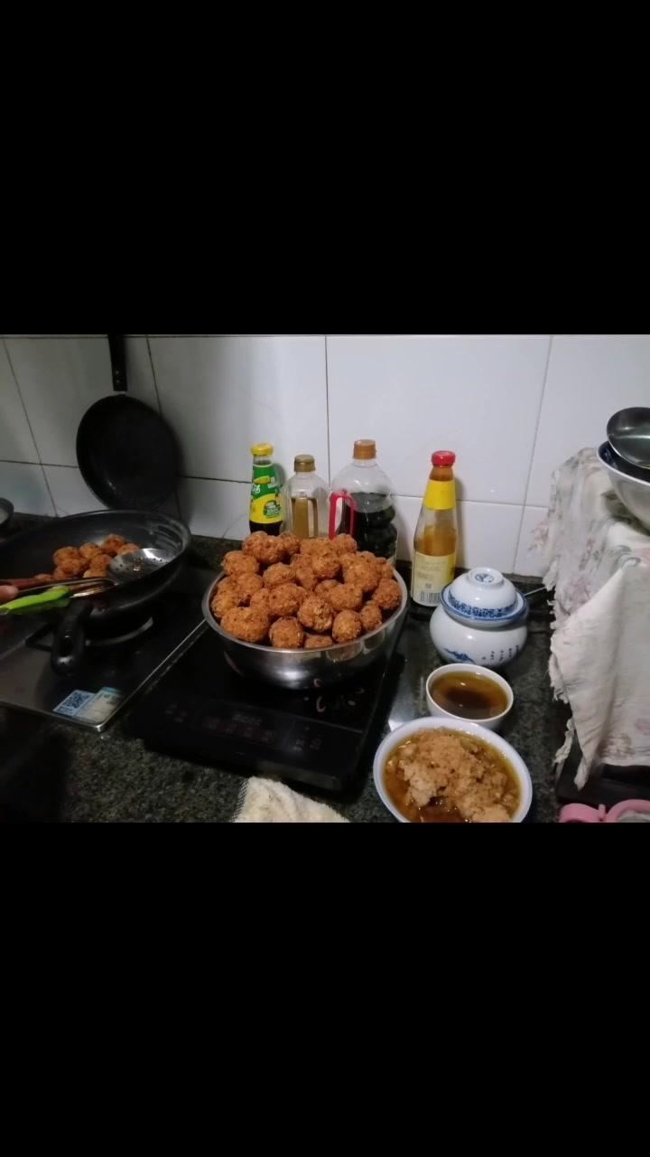 再有三天就过年了,晚上炸圆子为春节做准备 祝大家2023年兔年大吉 炸点肉丸迎新年 年的味