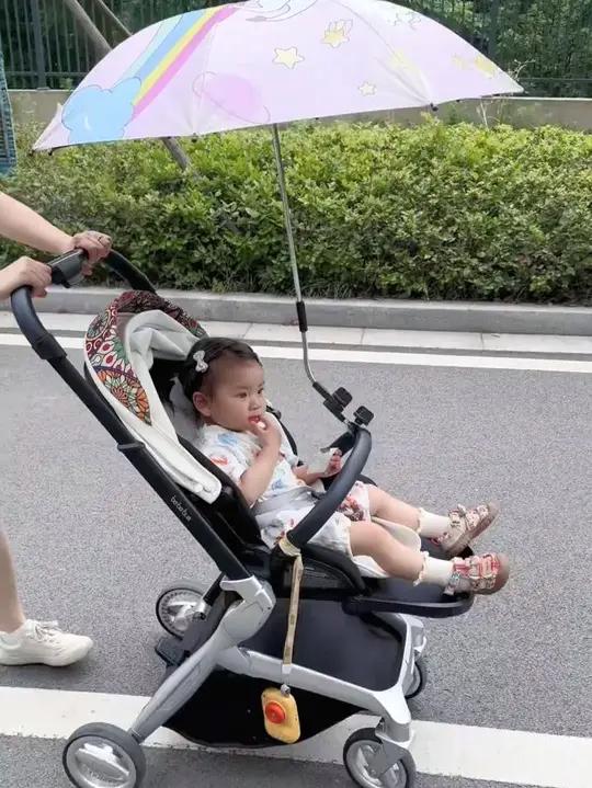 你们快去买这个 婴儿车遮阳伞 真的太实用了,夏天再也不怕宝宝老是要出门玩了 带娃出门 遮阳