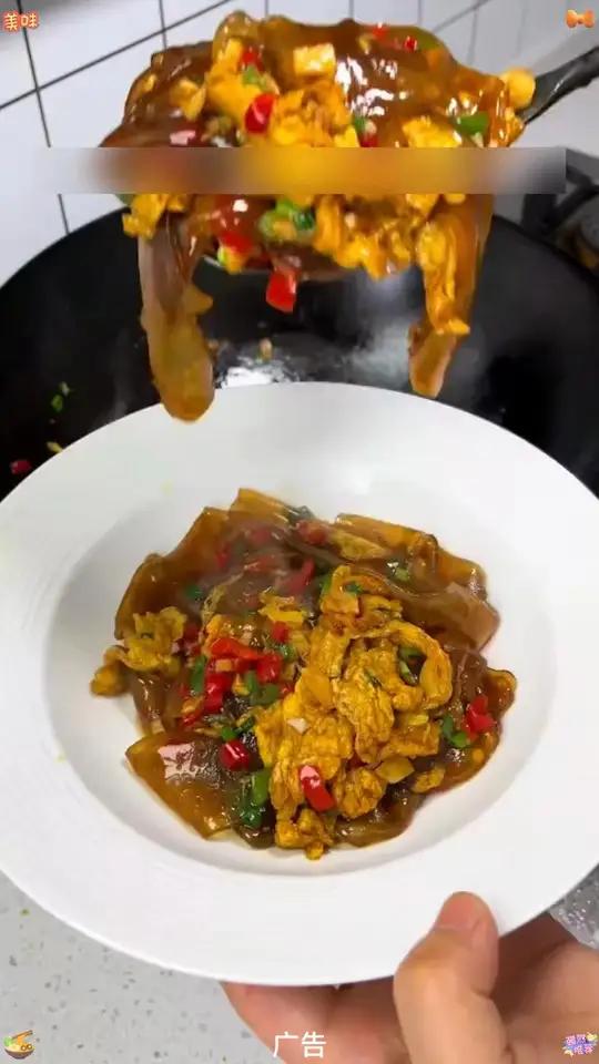 随便扒拉两下就出锅的粉皮炒鸡蛋,吃着Q弹滑溜又入味 配馍配米饭都好吃 纯红薯粉皮 粉皮炒鸡