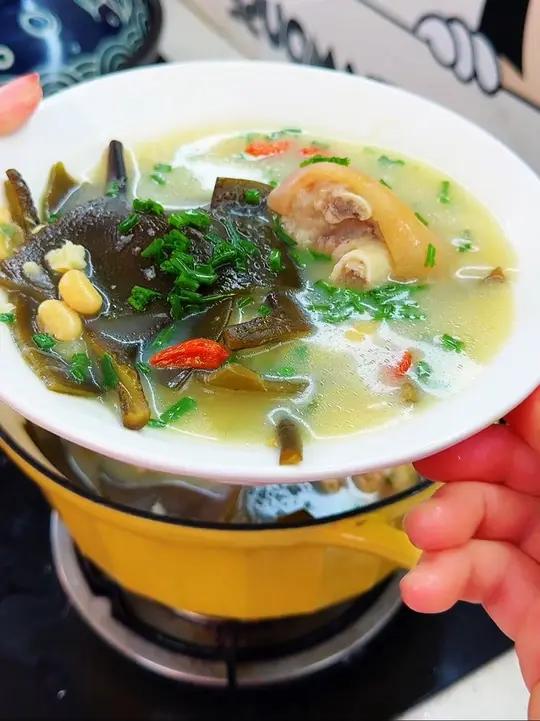 好喝又好吃的,海带炖猪蹄汤,小朋友都要吃几碗