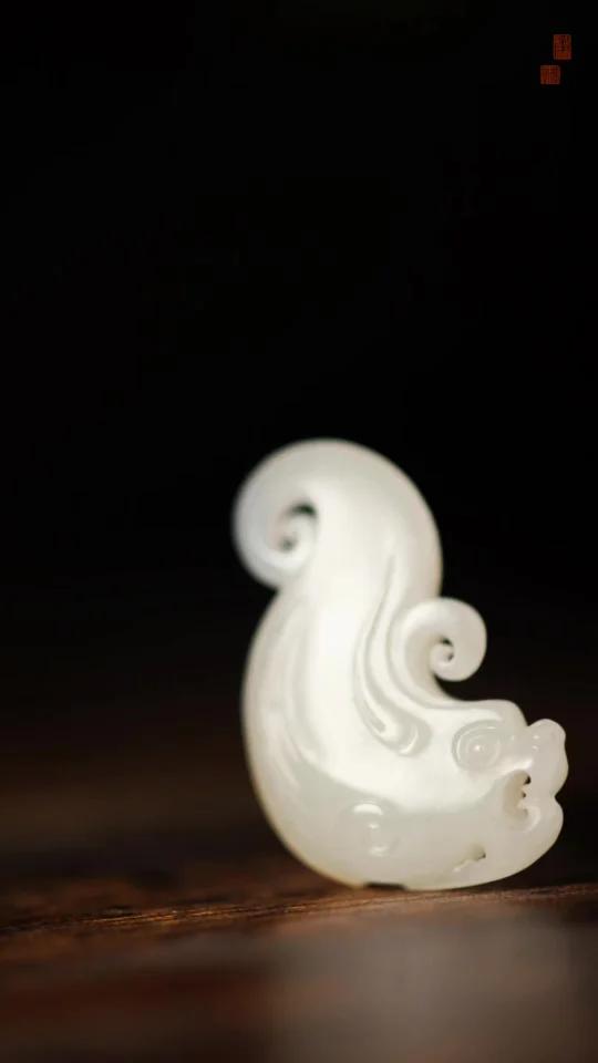 和田玉籽料羊脂白玉复古龙鱼挂件