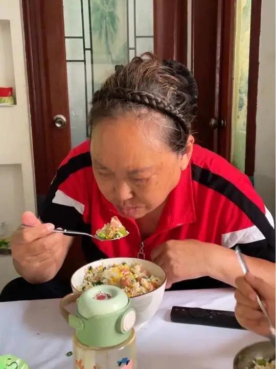 今天老妈中午做炒米饭。万君在家的时候,只要我妈做米饭都是炒好几个菜,有荤有素。万君一回娘家