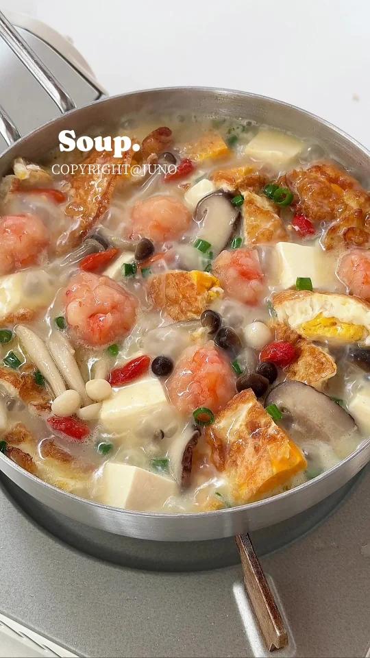 春天来碗鲜汤一口鲜掉眉毛的虾滑菌菇汤