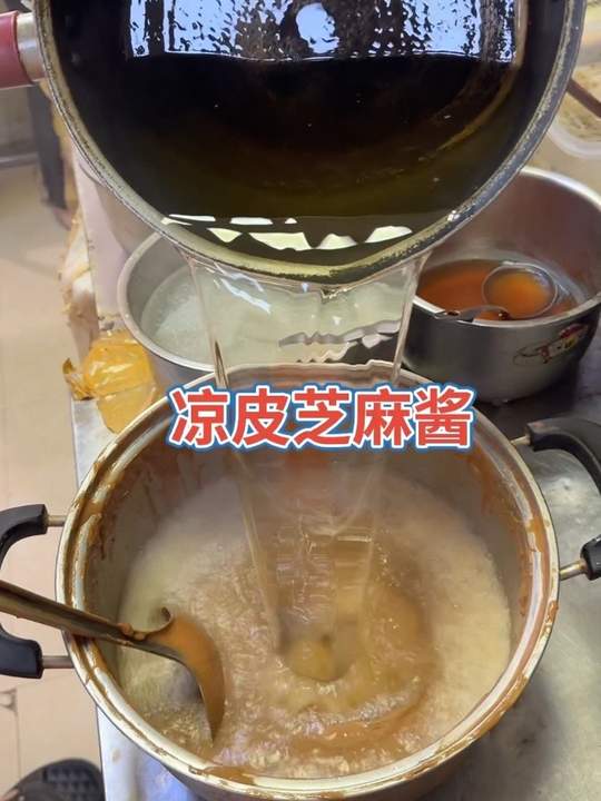 芝麻酱调制方法 1斤芝麻酱,1斤花生酱,1斤大豆油,烧热150度,搅拌均匀,此方法可以放3