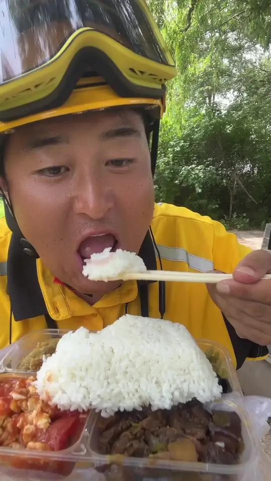 啥条件啊,还吃四菜一汤的盒饭,我看你是真飘了 盒饭 我是吃货 吃货日常