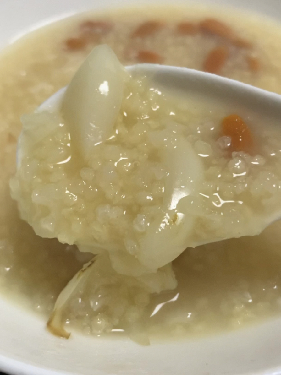 小姨妈枸杞百合小米粥:颜值与滋味齐飞