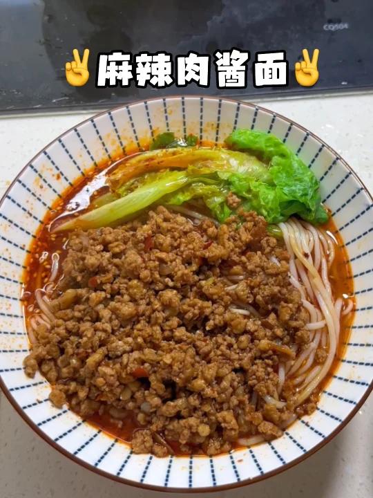 谁能抵抗了这碗麻辣肉酱面啊!绝了